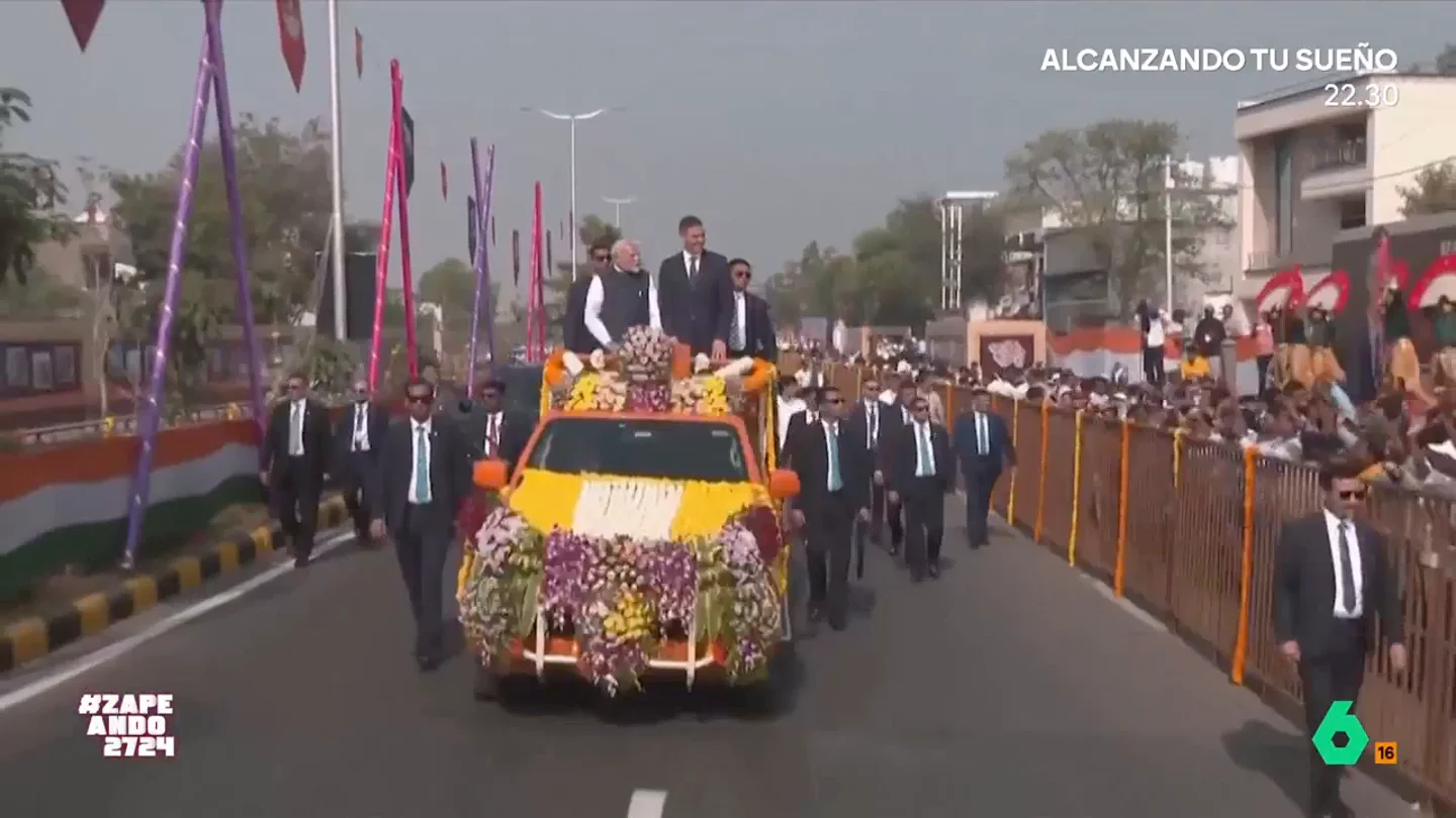 Así han recibido a Pedro Sánchez en India: "Parece el director de un colegio pasando revista a las actuaciones de Navidad" El presidente ha recorrido las calles junto con el primer ministro Modi subido a una furgoneta mientras saludaba a los viandantes.