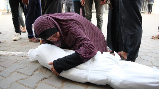 Familiares de las personas asesinadas en los ataques israelíes al campo de refugiados de El-Buriej Familiares de las personas asesinadas en los ataques israelíes al campo de refugiados de El-Buriej