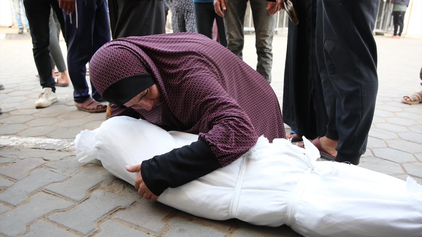Familiares de las personas asesinadas en los ataques israelíes al campo de refugiados de El-Buriej Familiares de las personas asesinadas en los ataques israelíes al campo de refugiados de El-Buriej