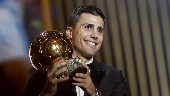 Rodri toma el testigo de Luis Suárez 64 años después: "Este Balón de Oro es la victoria del fútbol español" Rodrigo Hernández posa con el Balón de Oro