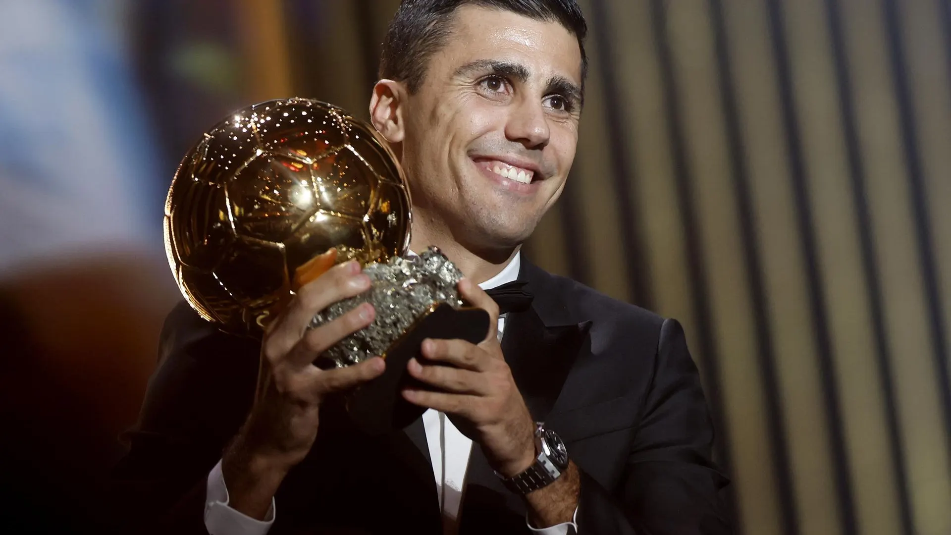 Rodrigo Hernández posa con el Balón de Oro