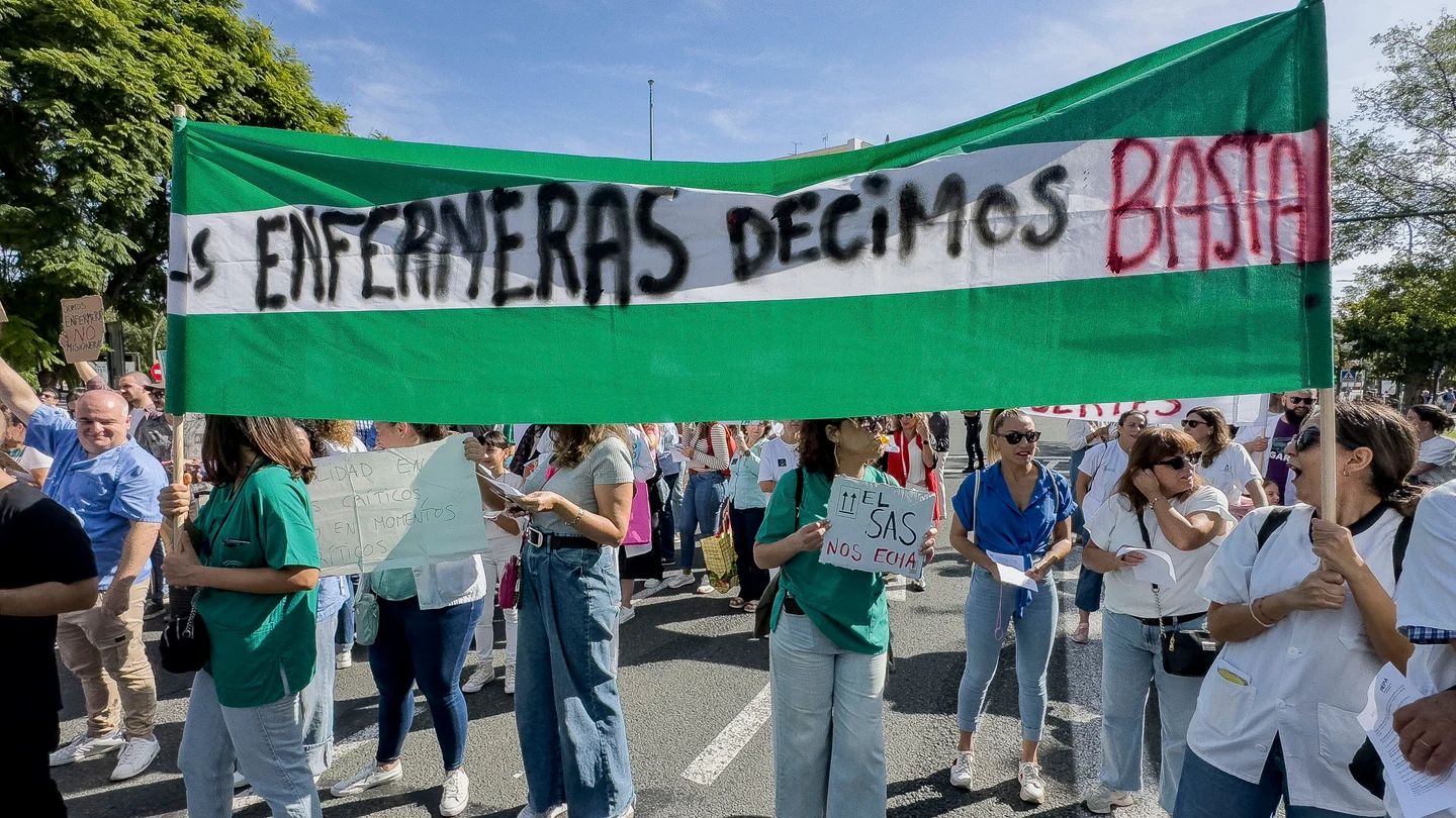 Manifestación en Sevilla para decir "basta ya" a la situación del colectivo que denuncia una carencia de enfermeras. Manifestación en Sevilla para decir "basta ya" a la situación del colectivo que denuncia una carencia de enfermeras.