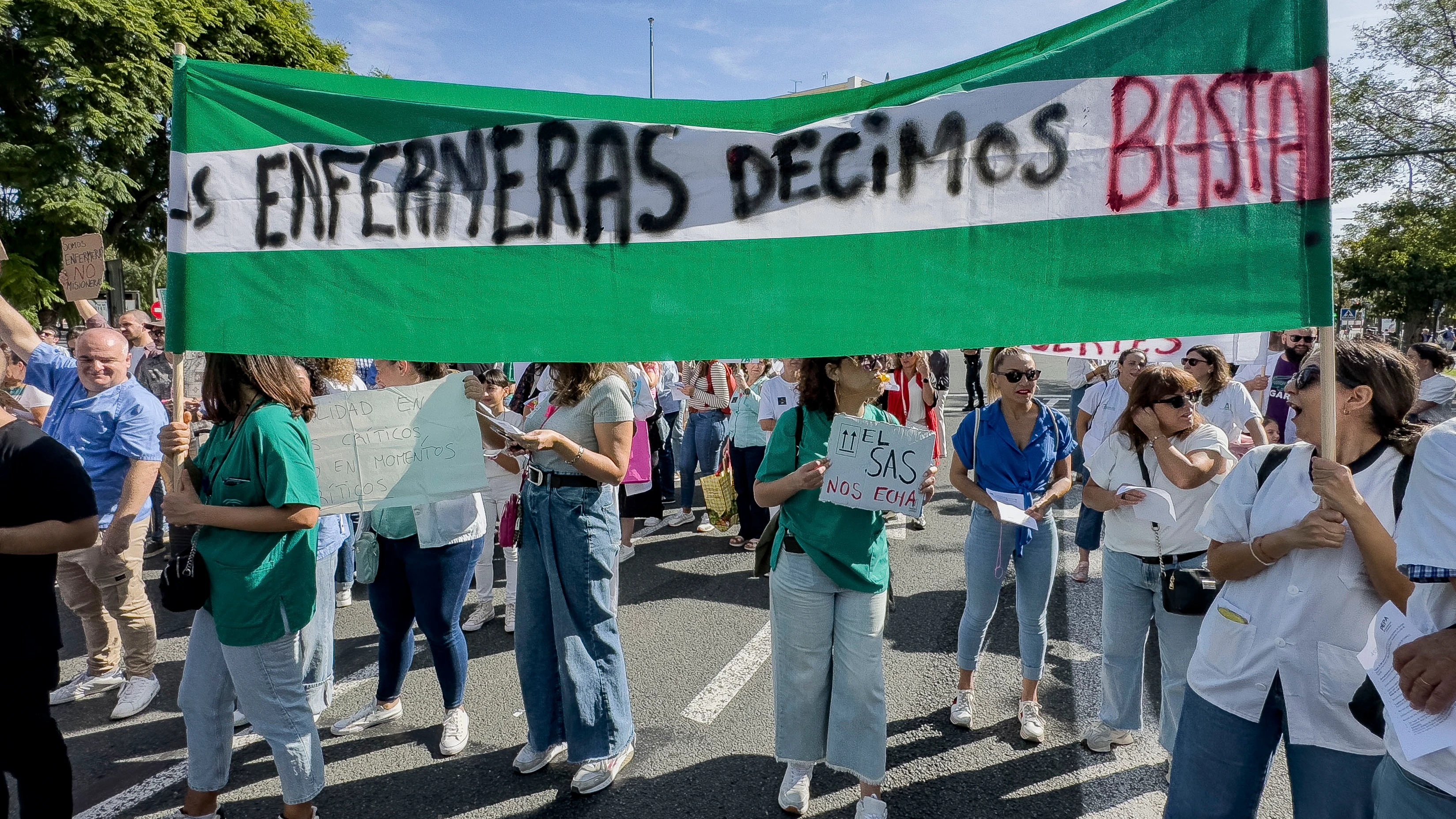 Manifestación en Sevilla para decir "basta ya" a la situación del colectivo que denuncia una carencia de enfermeras.