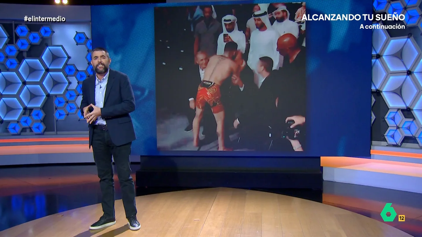 Dani Mateo, sobre el beso de Ilia Topuria al rey Juan Carlos: "Al menos Bárbara Rey le hacía una paella antes" Dani Mateo analiza en este vídeo de El Intermedio el beso del Ilia Topuria a Juan Carlos I después de convertirse en campeón de la UFC en peso pluma y sugiere que se cambien "los besamanos por los besacalvas".