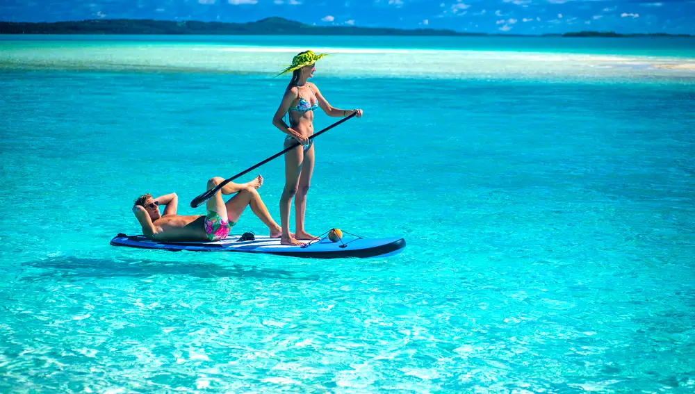 Pareja en la laguna de Aitutaki Pareja en la laguna de Aitutaki