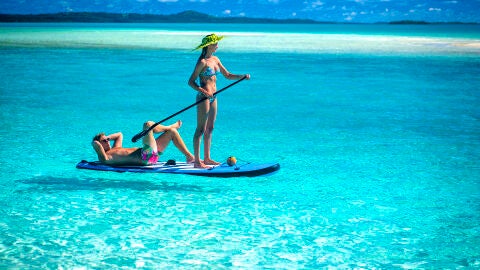 Pareja en la laguna de Aitutaki