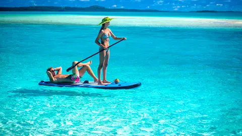 Pareja en la laguna de Aitutaki Pareja en la laguna de Aitutaki