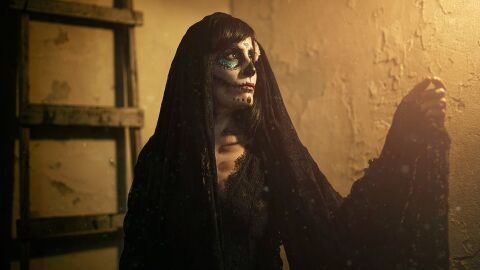 Mujer maquillada para el Día de Muertos