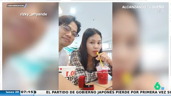 La fallida 'pedida de mano' de un novio desata la risa en redes: "¿Se hace la loca o no ha visto el anillo?" La fallida 'pedida de mano' de un novio desata la risa en redes: "¿Se hace la loca o no ha visto el anillo?"