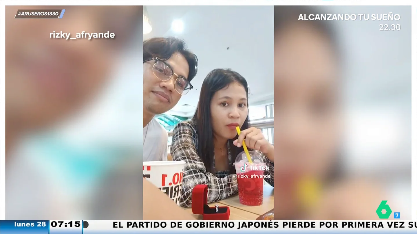 La fallida 'pedida de mano' de un novio desata la risa en redes: "¿Se hace la loca o no ha visto el anillo?" La fallida 'pedida de mano' de un novio desata la risa en redes: "¿Se hace la loca o no ha visto el anillo?"