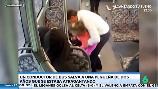 Un conductor de autobús salva a una pequeña de dos años que se estaba atragantando Un conductor de autobús salva a una pequeña de dos años que se estaba atragantando
