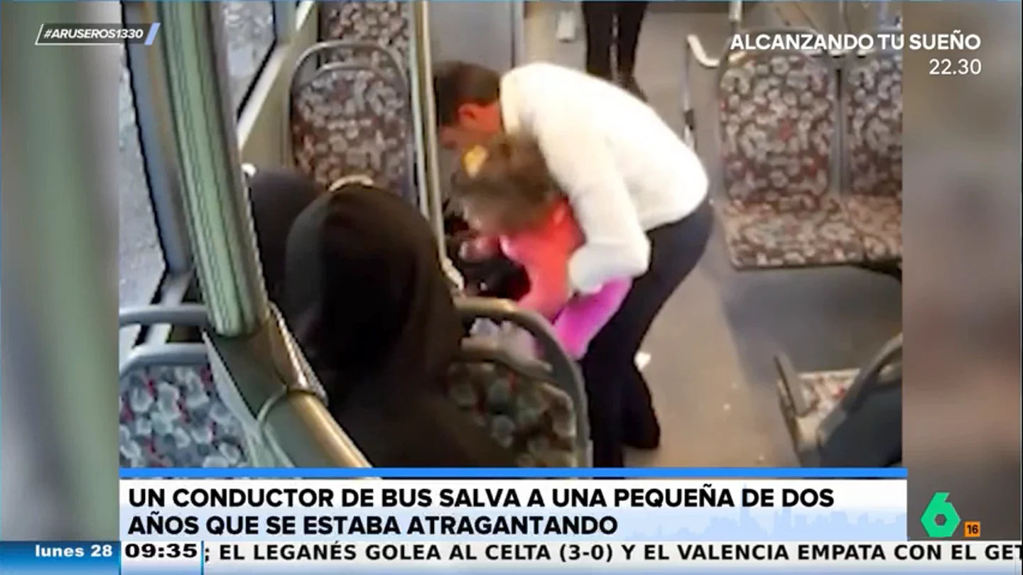 Un conductor de autobús salva a una pequeña de dos años que se estaba atragantando Un conductor de autobús salva a una pequeña de dos años que se estaba atragantando