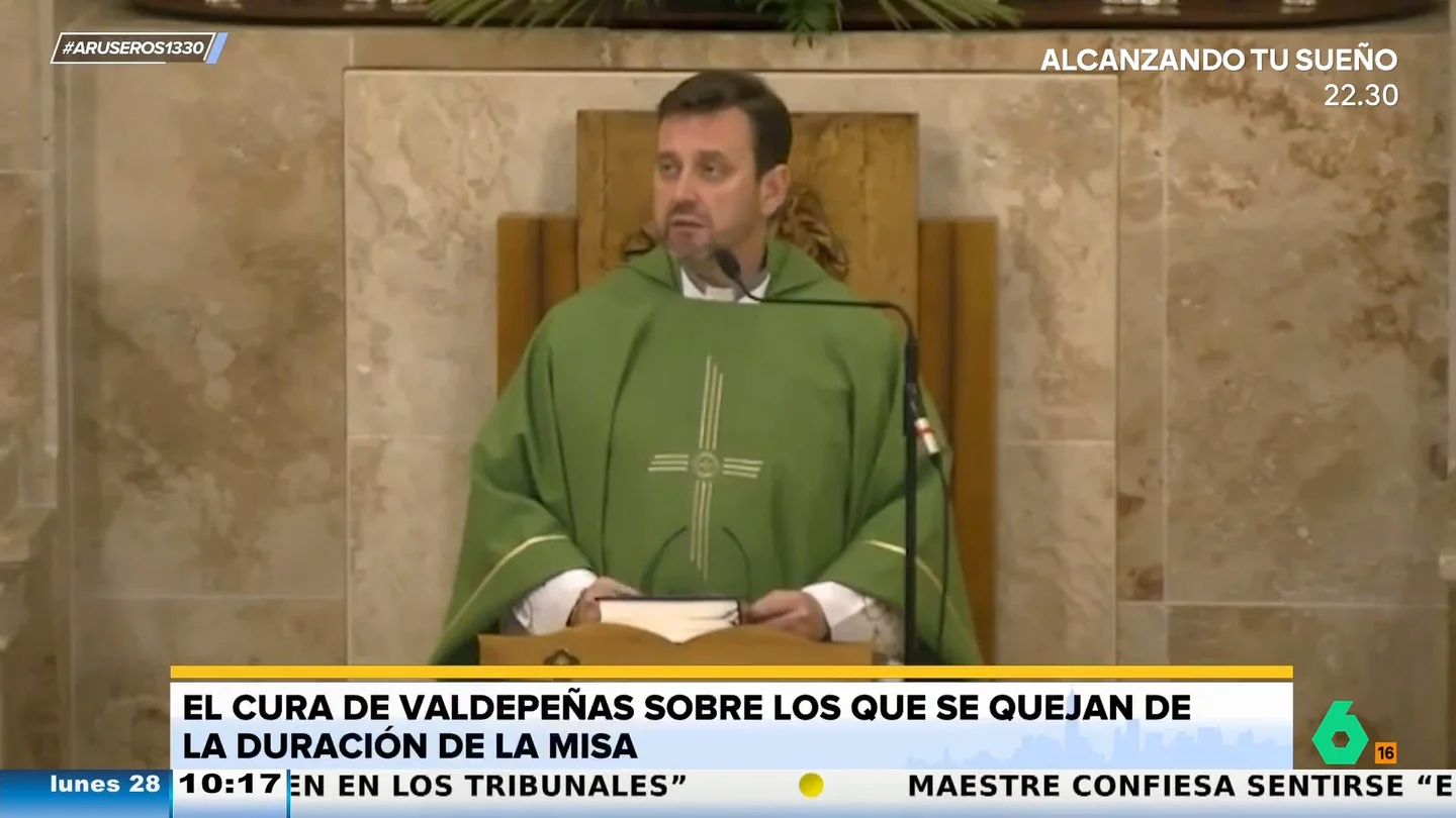 El cura de Valdepeñas, a los que critican que la misa es larga: "Luego pasáis horas viendo monigotes saltar en El Rey León" El cura de Valdepeñas, a los que critican que la misa es larga: "Luego pasáis horas viendo monigotes saltar en El Rey León"