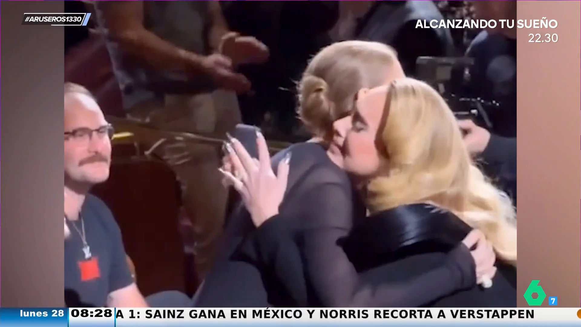 Las lágrimas de Adele y Céline Dion al fundirse en un emotivo abrazo al verse en su concierto de Las Vegas