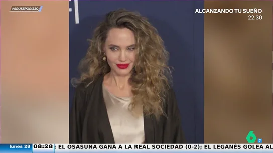 Angelina Jolie sorprende con una espectacular melena rizada en el estreno de su película 'María' Angelina Jolie sorprende con una espectacular melena rizada en el estreno de su película 'María'