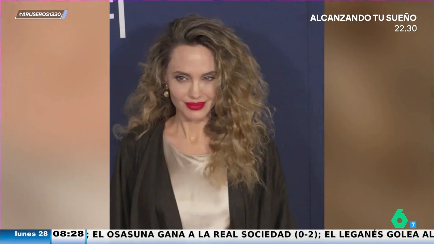 Angelina Jolie sorprende con una espectacular melena rizada en el estreno de su película 'María' Angelina Jolie sorprende con una espectacular melena rizada en el estreno de su película 'María'