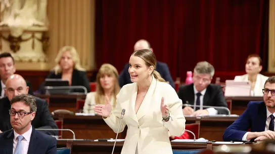 La Presidenta del Govern, Marga Prohens durante la sesión del pleno de este martes.  La Presidenta del Govern, Marga Prohens durante la sesión del pleno de este martes.