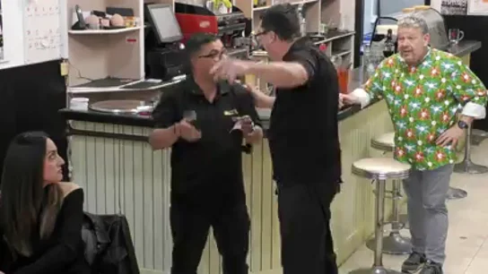 El lío del camarero de 'Los Pitos' con las mesas hace estallar a su dueño: "¿Eres el tontito del pueblo ahora? El lío del camarero de 'Los Pitos' con las mesas hace estallar a su dueño: "¿Eres el tontito del pueblo ahora?
