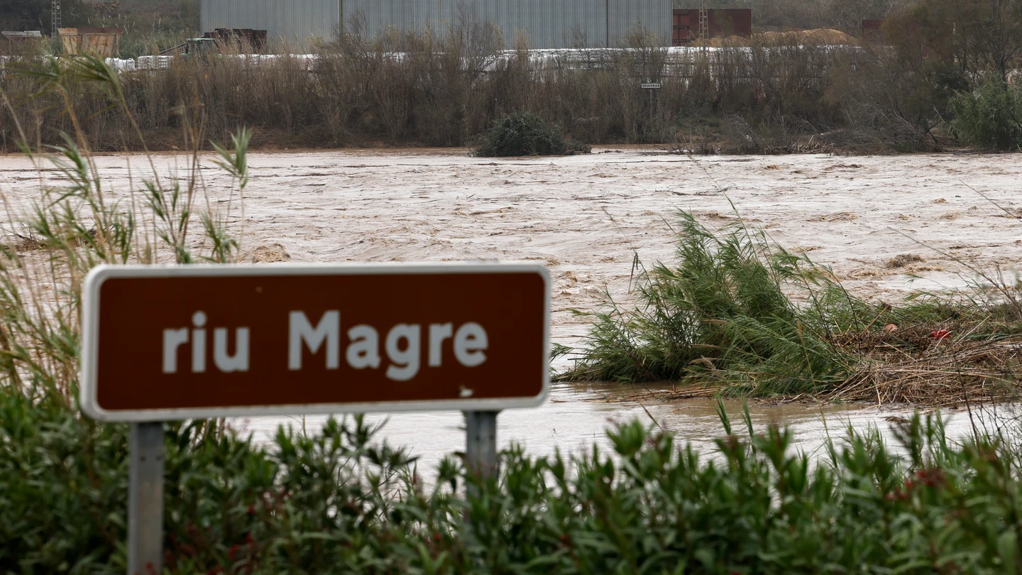 Vista general del río Magro a su paso por Alfarp (Valencia) que debido a las lluvias torrenciales que afectan a la Comunitat Valenciana. Vista general del río Magro a su paso por Alfarp (Valencia) que debido a las lluvias torrenciales que afectan a la Comunitat Valenciana.