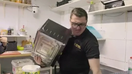 Chicote, al dueño de 'Los pitos', tras tirar el microondas a la basura: "Si metes algo ahí puedes viajar en el tiempo" Chicote, al dueño de 'Los pitos', tras tirar el microondas a la basura: "Si metes algo ahí puedes viajar en el tiempo"