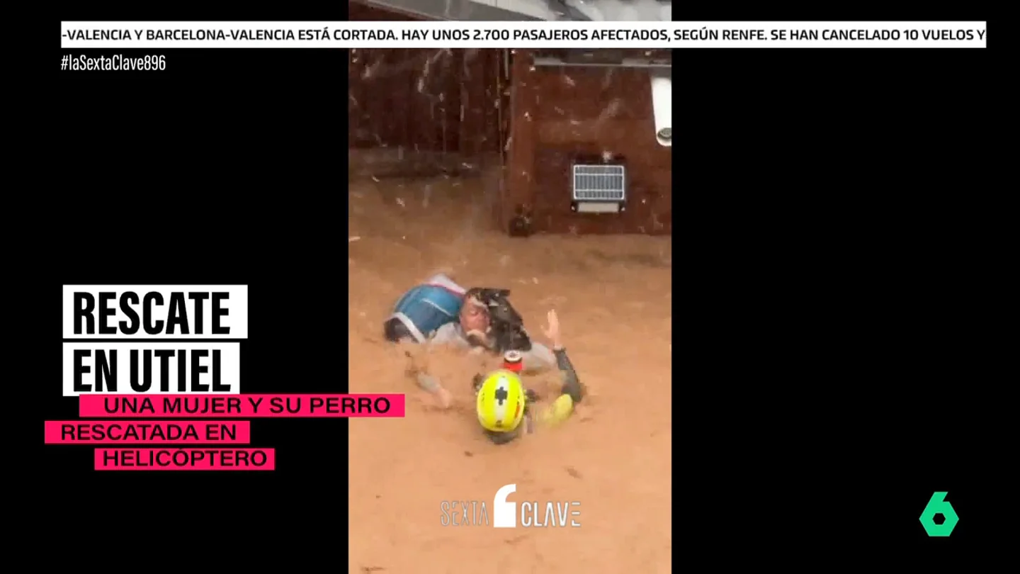 Los bomberos rescatan a una mujer y su perro en Utiel tras quedar atrapados en su casa inundada Los bomberos rescatan a una mujer y su perro en Utiel tras quedar atrapados en su casa inundada