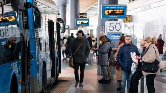 Varias personas sin mascarilla esperan a un autobús en el intercambiador del Metro de Plaza de Castilla, a 8 de febrero de 2023, en Madrid (España). Varias personas sin mascarilla esperan a un autobús en el intercambiador del Metro de Plaza de Castilla, a 8 de febrero de 2023, en Madrid (España).