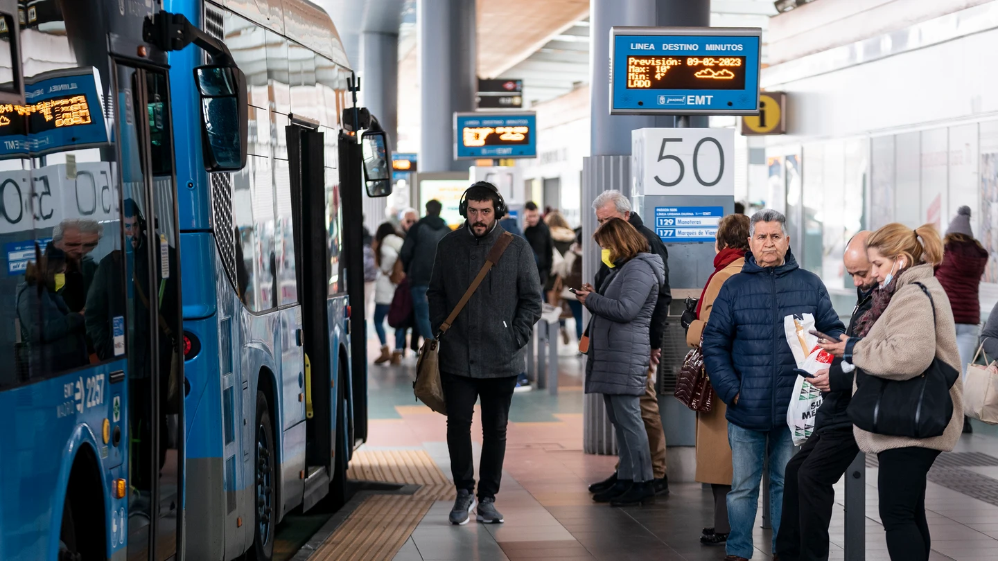Varias personas sin mascarilla esperan a un autobús en el intercambiador del Metro de Plaza de Castilla, a 8 de febrero de 2023, en Madrid (España). Varias personas sin mascarilla esperan a un autobús en el intercambiador del Metro de Plaza de Castilla, a 8 de febrero de 2023, en Madrid (España).