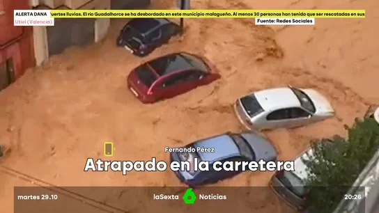 Fernando, atrapado en la A3 durante más de seis horas por culpa de la DANA: "Aquí no viene nadie" Fernando lleva desde las dos de la tarde atrapado en su vehículo en la autovía del Este a unos 30 kilómetros de Utiel, "sin comer, sin beber, sin explicaciones".