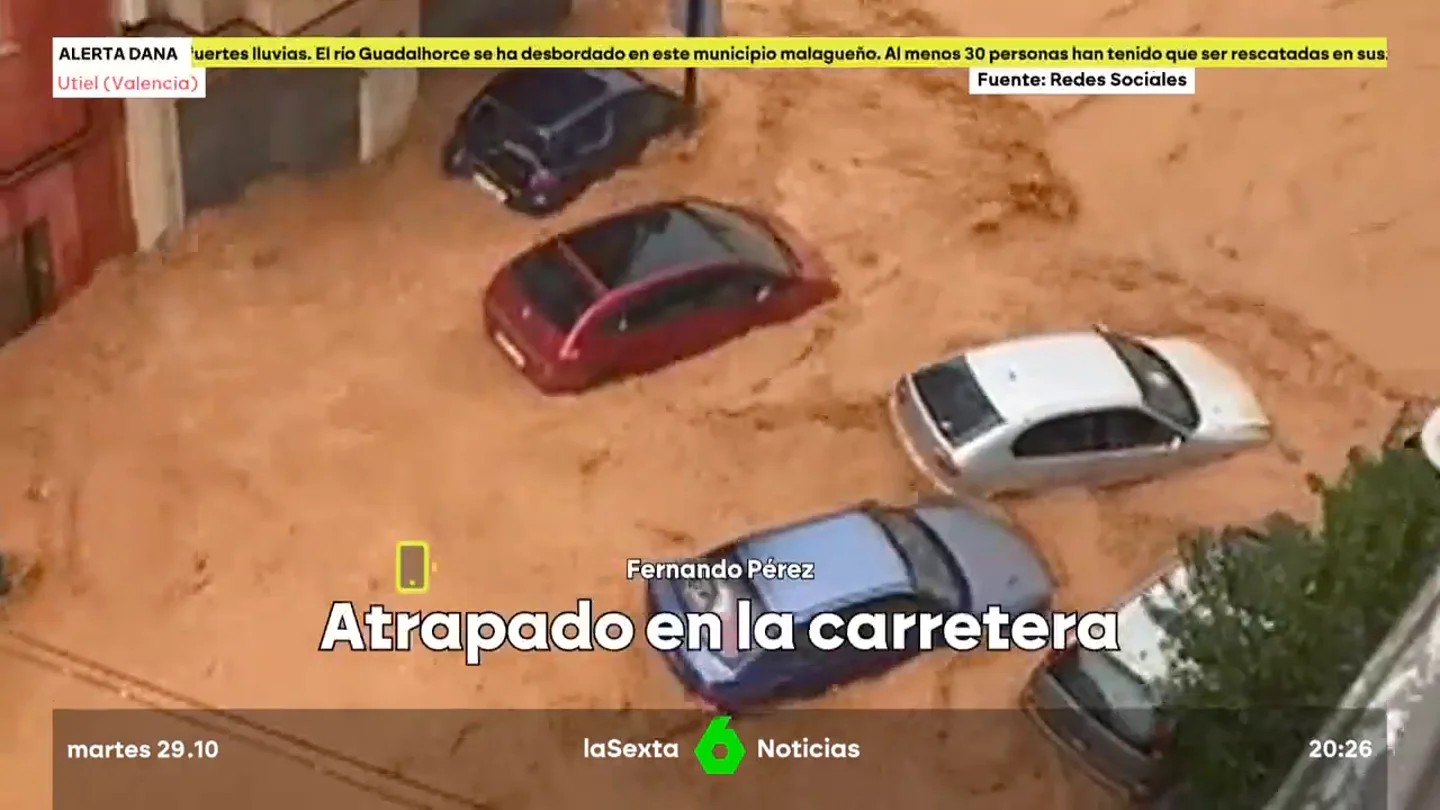 Fernando, atrapado en la A3 durante más de seis horas por culpa de la DANA: "Aquí no viene nadie" Fernando lleva desde las dos de la tarde atrapado en su vehículo en la autovía del Este a unos 30 kilómetros de Utiel, "sin comer, sin beber, sin explicaciones".