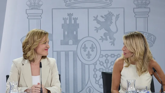 Moncloa intenta cerrar la crisis abierta por Errejón, aunque Sumar reconoce que queda mucho por coser La ministra portavoz, Pilar Alegría (i), y la vicepresidenta segunda y ministra de Trabajo y Economía Social, Yolanda Díaz (d).