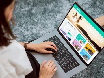 Chica buscando vuelos baratos Chica buscando vuelos baratos