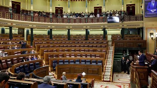 El ministro Óscar López desde la tribuna del Congreso de los Diputados después de que Vox, PP y Compromís abandonasen el hemiciclo, este miércoles. El ministro Óscar López desde la tribuna del Congreso de los Diputados después de que Vox, PP y Compromís abandonasen el hemiciclo, este miércoles.