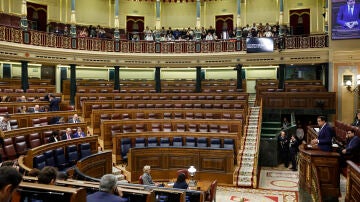 El ministro Óscar López desde la tribuna del Congreso de los Diputados después de que Vox, PP y Compromís abandonasen el hemiciclo, este miércoles.