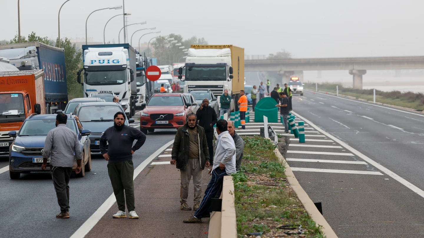 Varios conductores aguardan junto a sus vehículos en la V-30 tras el paso de la DANA por Valencia Varios conductores aguardan junto a sus vehículos en la V-30 tras el paso de la DANA por Valencia