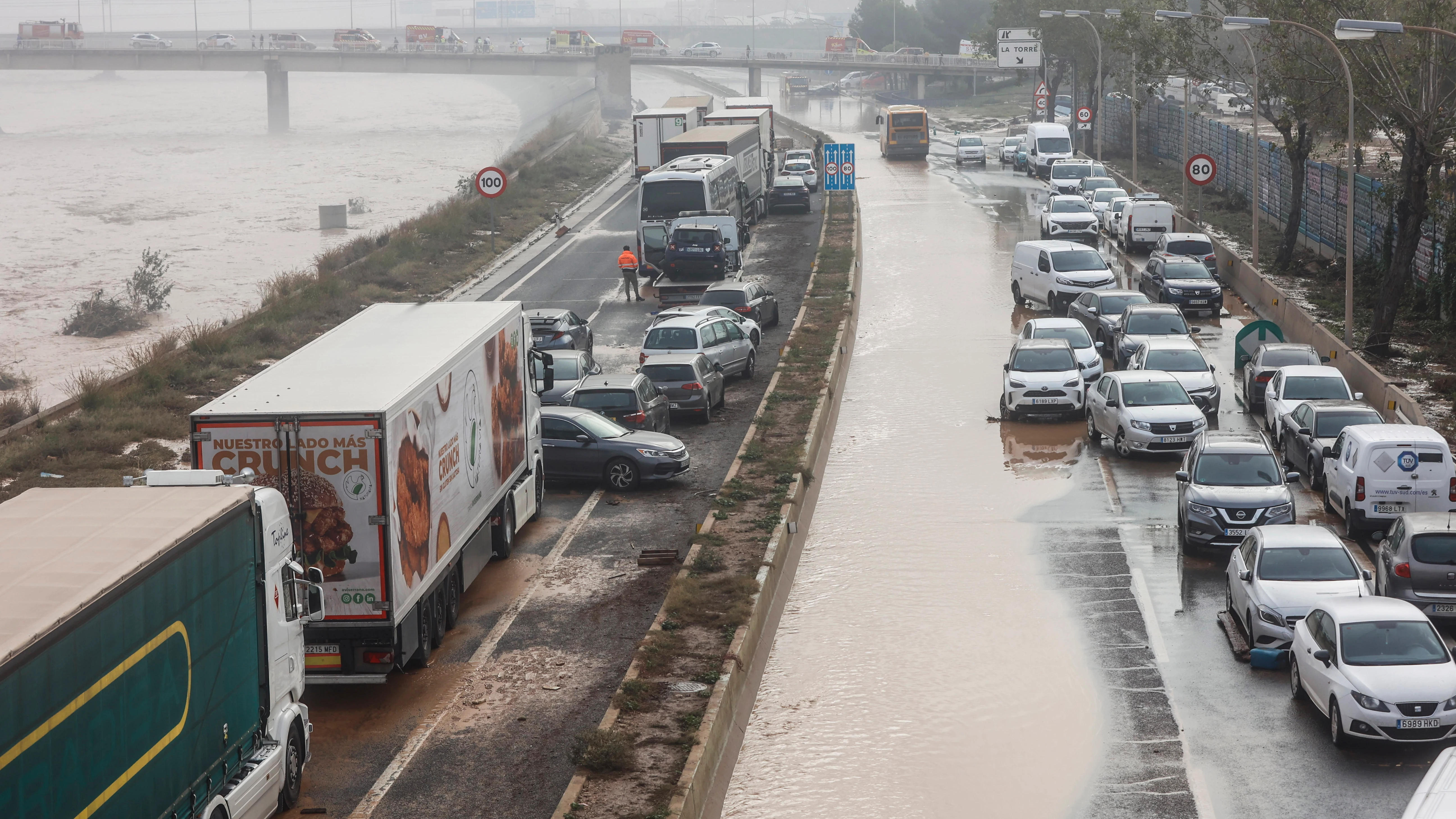 Vehículos en la V-30 tras el paso de la DANA y la subida del cauce del río Turia, a 30 de octubre de 2024, en Valencia. 