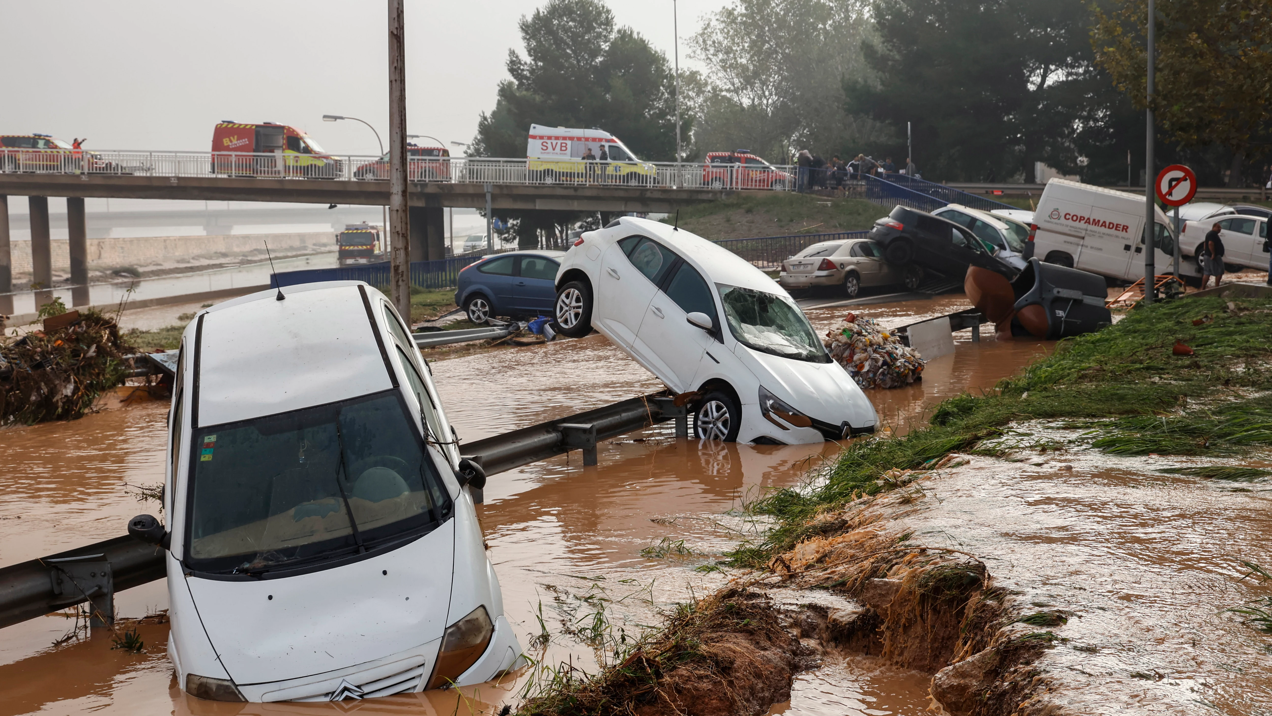 Vehículos en los alrededores de la V-30 tras el paso de la DANA y la subida del cauce del río Turia, a 30 de octubre de 2024, en Valencia. 