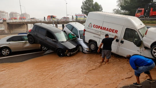 Varias personas realizan labores de limpieza tras el paso de la DANA por el barrio de La Torre de Valencia. Varias personas realizan labores de limpieza tras el paso de la DANA por el barrio de La Torre de Valencia.