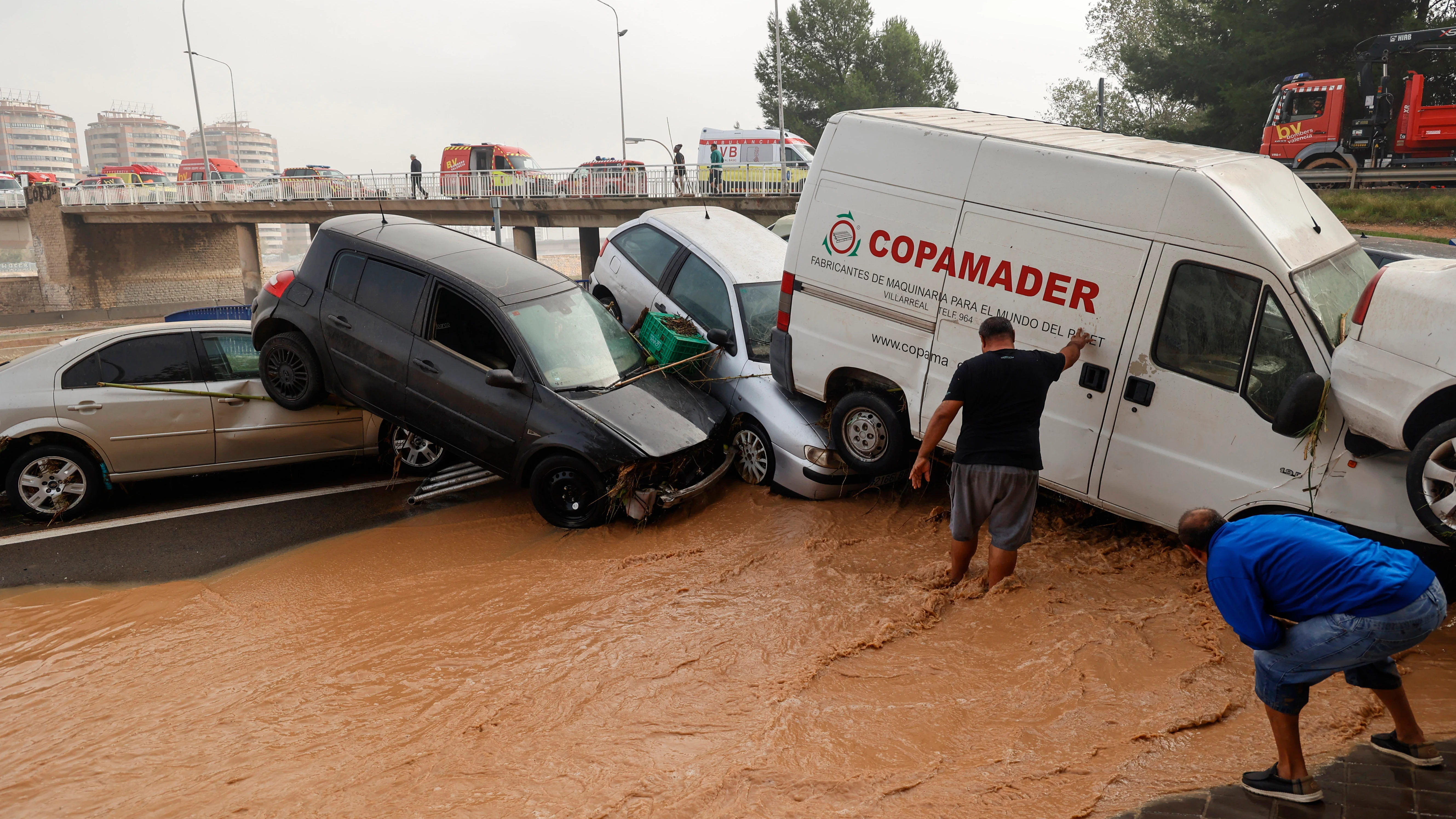 Varias personas realizan labores de limpieza tras el paso de la DANA por el barrio de La Torre de Valencia. 