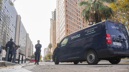 La Ciudad de la Justicia de Valencia se convierte en morgue para la identificación de los cadáveres de la DANA Furgoneta fúnebre de Valencia