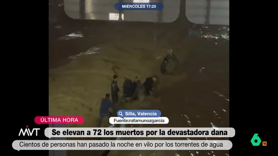 Las imágenes de una cadena humana en Silla (Valencia): rescatan a decenas de personas atrapadas en sus coches Las imágenes de una cadena humana en Silla (Valencia): rescatan a decenas de personas atrapadas en sus coches