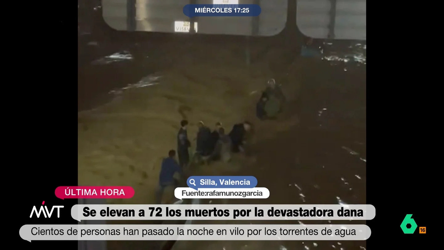 Las imágenes de una cadena humana en Silla (Valencia): rescatan a decenas de personas atrapadas en sus coches Las imágenes de una cadena humana en Silla (Valencia): rescatan a decenas de personas atrapadas en sus coches