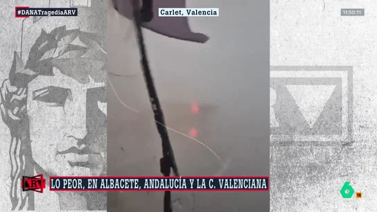 Un camionero graba perplejo la caída de camiones en medio del tornado: "Un huracán tú, me he cagado encima" Un camionero graba perplejo la caída de camiones en medio del tornado: "Un huracán tú, me he cagado encima"