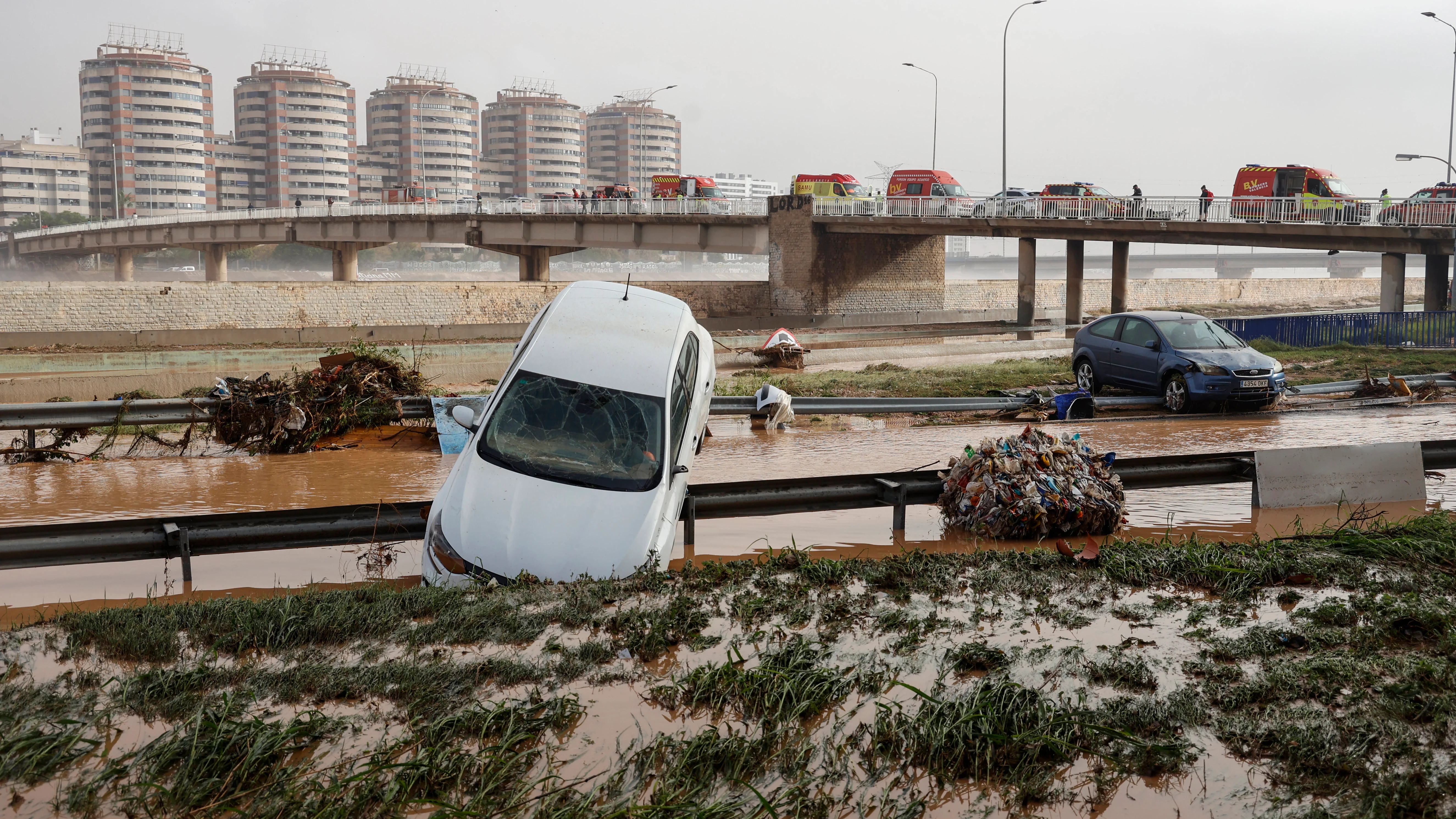 Vehículos en los alrededores de la V-30 tras el paso de la DANA y la subida del cauce del río Turia, a 30 de octubre de 2024, en Valencia. 