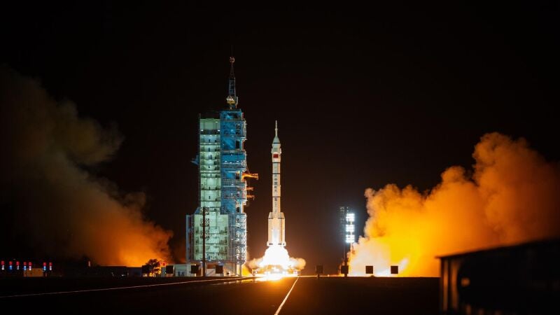China lanza con éxito la nave espacial tripulada Shenzhou-19: el vídeo del despegue 