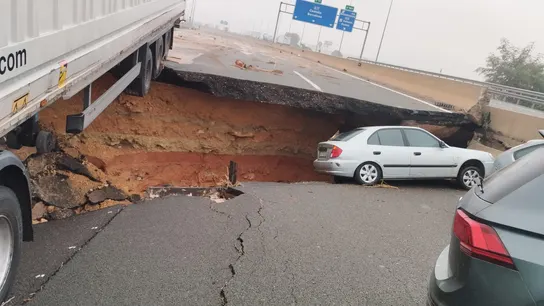 Estado en el que se encuentra el denominado 'Bypass de Valencia' de la A-7, sentido Alicante, a la altura de la salida hacia 336 la A-3, a causa de las fuertes tormentas caídas en la península. Estado en el que se encuentra el denominado 'Bypass de Valencia' de la A-7, sentido Alicante, a la altura de la salida hacia 336 la A-3, a causa de las fuertes tormentas caídas en la península.