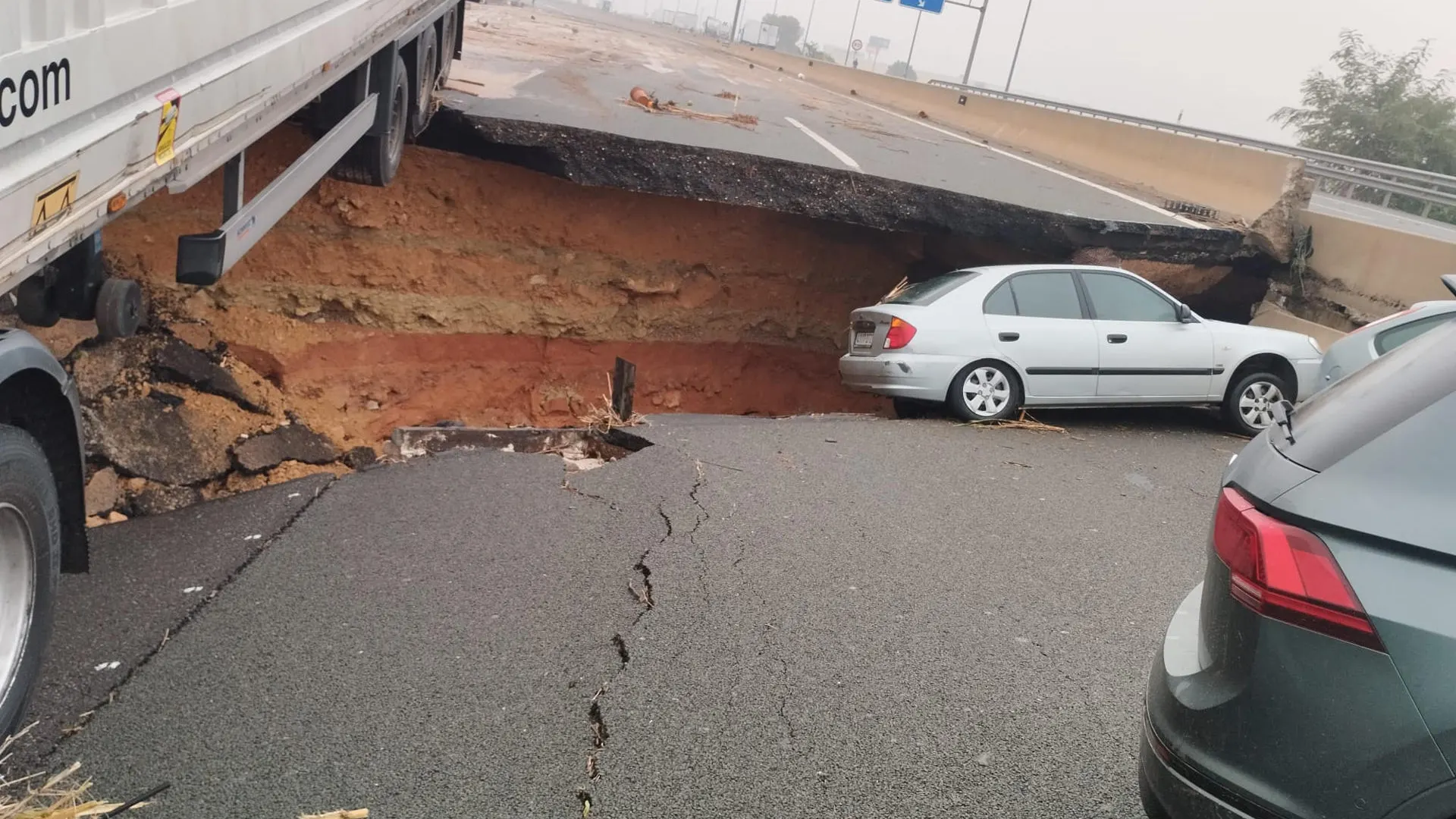 Estado en el que se encuentra el denominado 'Bypass de Valencia' de la A-7, sentido Alicante, a la altura de la salida hacia 336 la A-3, a causa de las fuertes tormentas caídas en la península.