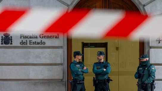 La Guardia Civil finaliza el registro del despacho del fiscal general con el volcado de sus dispositivos móviles Agentes de la Guardia Civil custodian la Fiscalía General del Estado