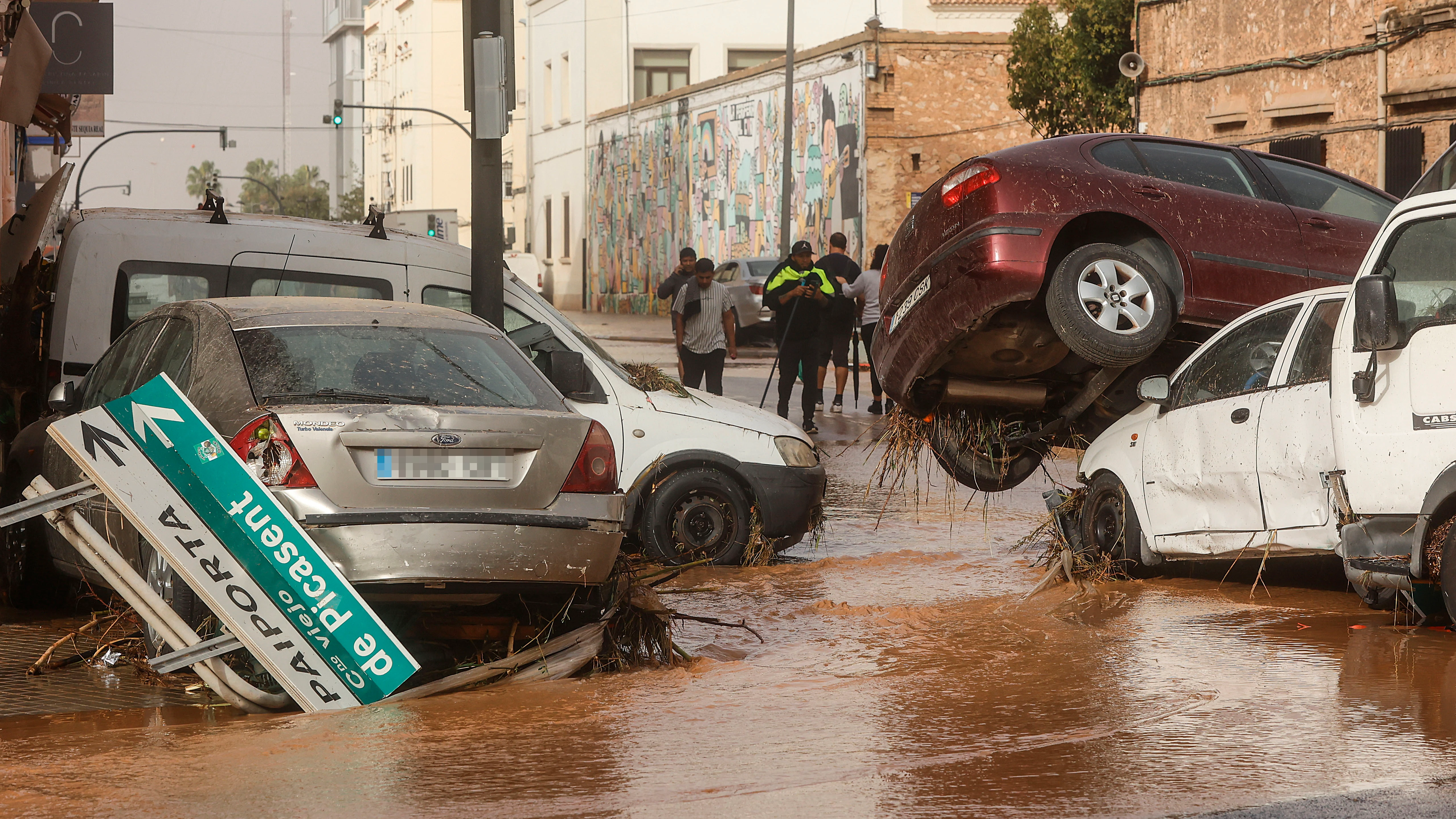 Vehículos destrozados tras el paso de la DANA por el barrio de La Torre de Valencia, a 30 de octubre de 2024, en Valencia. 