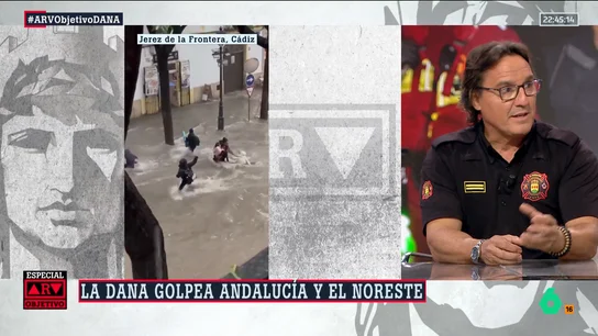 Raúl Esteban, bombero, sobre la familia en la riada de Jerez: "Ha perdido una mochila, pero podría haber perdido a la niña" Las inundaciones por la DANA hoy en Jerez de la Frontera han dejado imágenes como la de una familia jugándose la vida atravesando una calle con una fuerte corriente de agua. El análisis del jefe de Bomberos Raúl Esteban, en este vídeo.