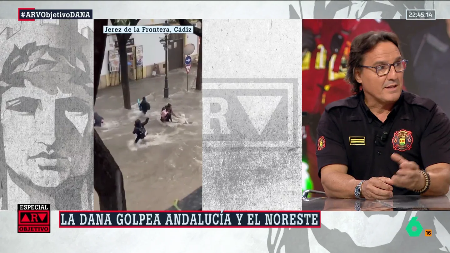 Raúl Esteban, bombero, sobre la familia en la riada de Jerez: "Ha perdido una mochila, pero podría haber perdido a la niña" Las inundaciones por la DANA hoy en Jerez de la Frontera han dejado imágenes como la de una familia jugándose la vida atravesando una calle con una fuerte corriente de agua. El análisis del jefe de Bomberos Raúl Esteban, en este vídeo.